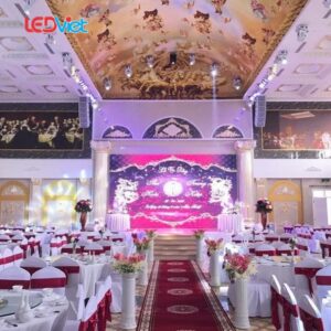 Cong-trinh-man-hinh-LED-tiec-cuoi-01